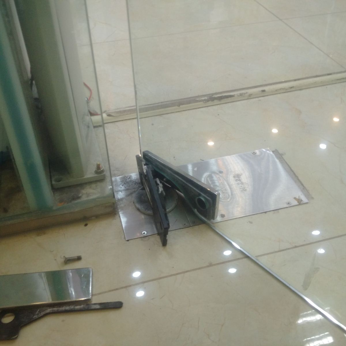 Sửa cửa kính cường lực quận 1 TPHCM 0902 571 335